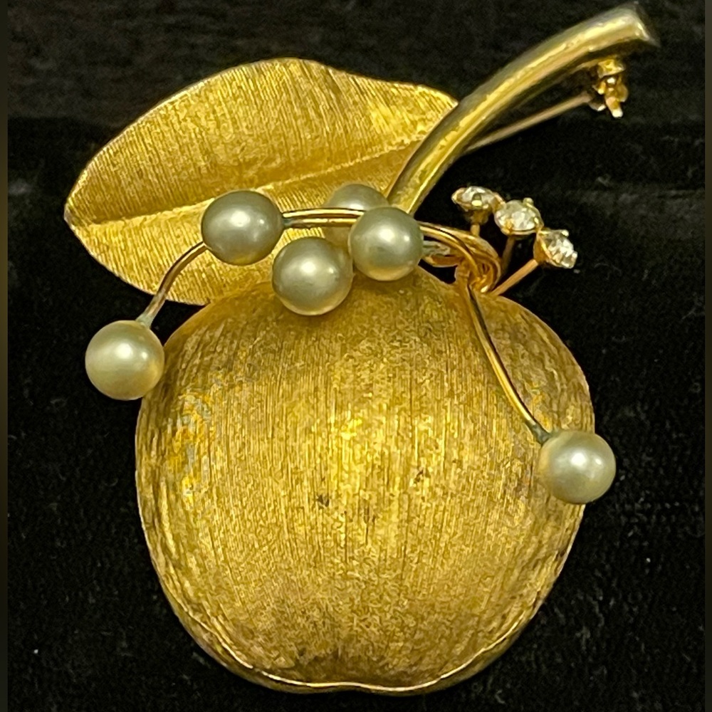 VINTAGE RICHELIEU GOLD TONE BROOCH/PIN APPLE WITH PEARLS & RHINESTONES!